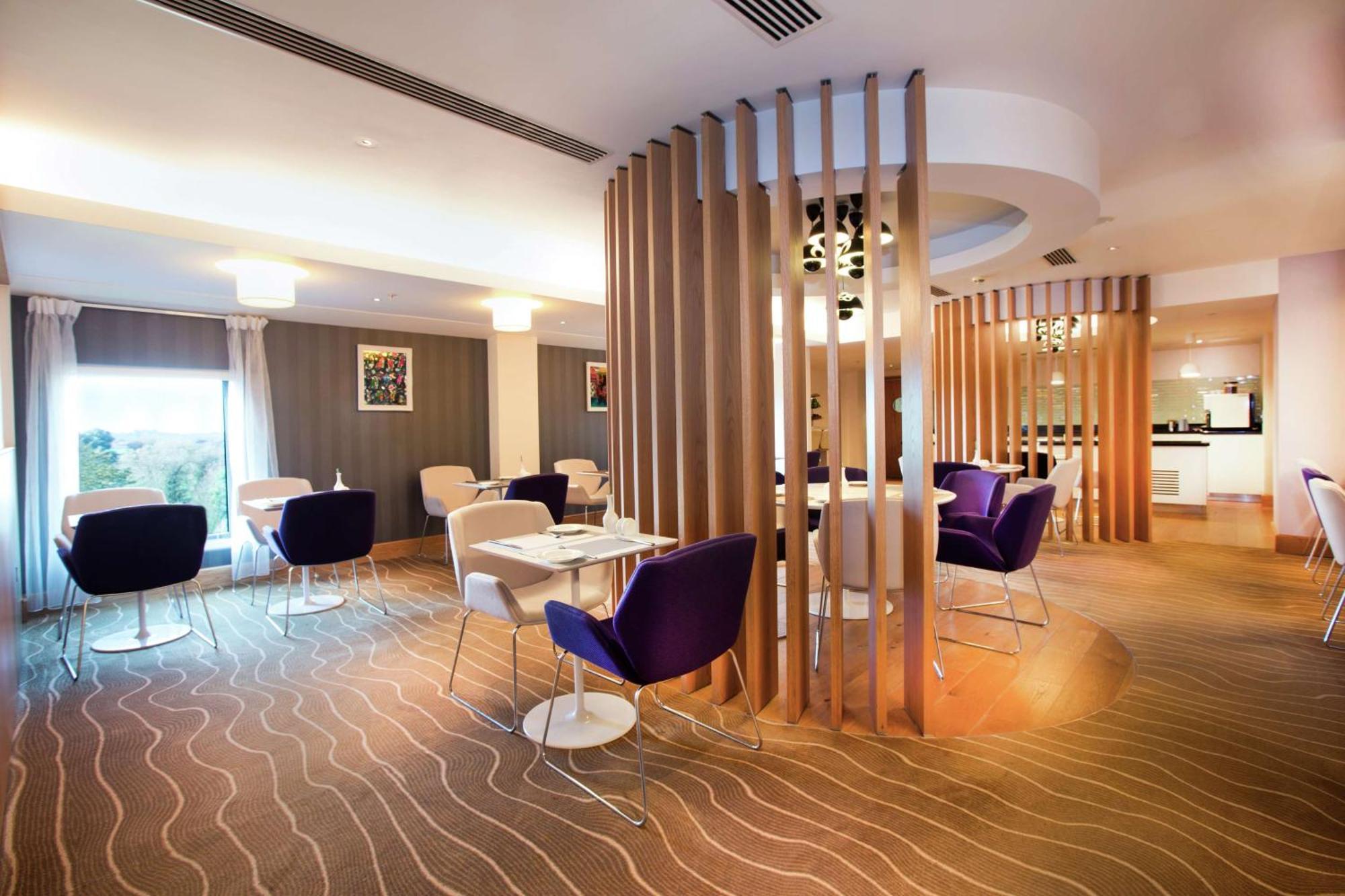Hilton London Heathrow Airport Terminal 5 Hotel Hillingdon Exterior photo